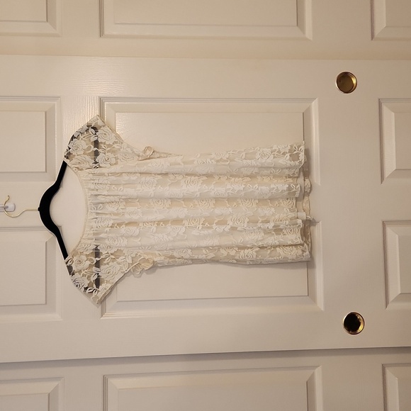 Dress Barn Ivory Lace Flutter Sleeve Top Size S - Picture 9 of 9